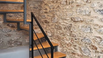 Apartamento conforto | Banheiro | Chuveiro, chuveiro com efeito de chuva, produtos de toalete de grife
