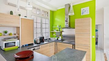 冷蔵庫、オーブン、食器洗い機、コーヒー / ティーメーカー