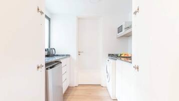 Microondas, cafetera y tetera, tostadora y utensilios de cocina