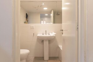 Douche, sĂšche-cheveux, serviettes fournies