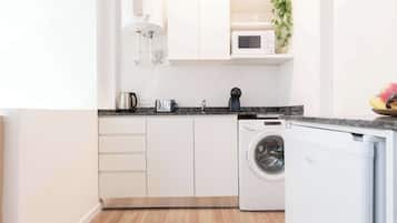 Mikrowelle, Wasserkocher mit Kaffee-/Teezubehör, Toaster