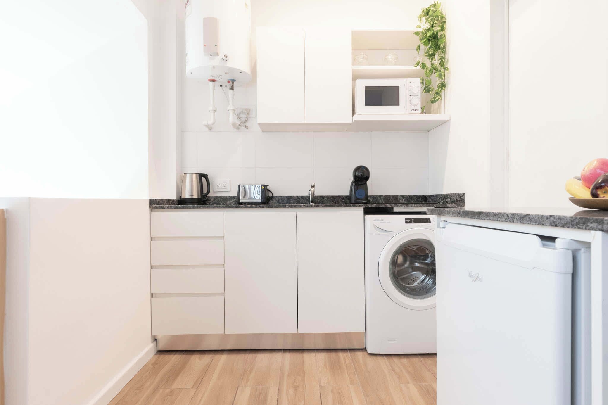 Microondas, cafetera/tetera, tostadora, utensilios de cocina