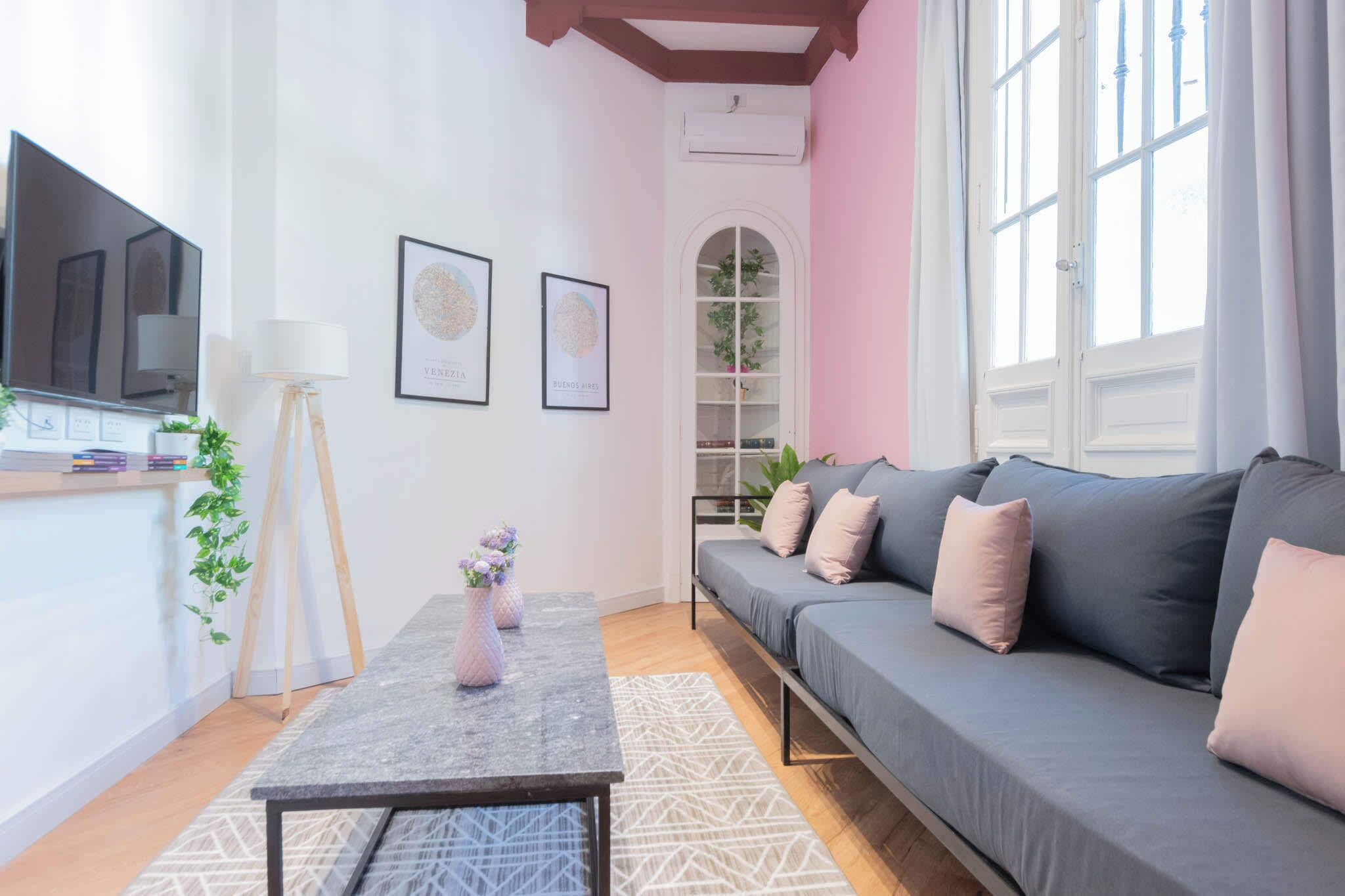 Televisión y oficina 