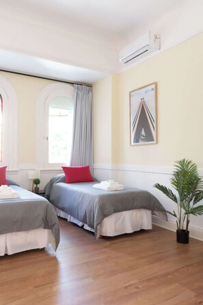 8 habitaciones, escritorio, tabla de planchar con plancha y wifi 