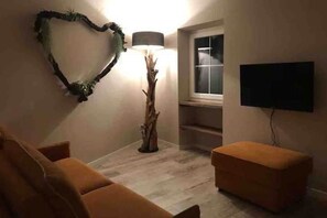 Smart TV, chimenea, tenis de mesa y libros 