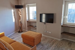 Smart-TV, Kamin, Tischtennisplatte, Bücher