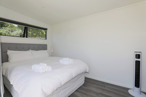 Rad Little Pad - Lake Rotoiti Bach, Sleeps 6