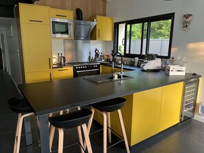 Een koelkast, een microgolfoven, een oven, een kookplaat