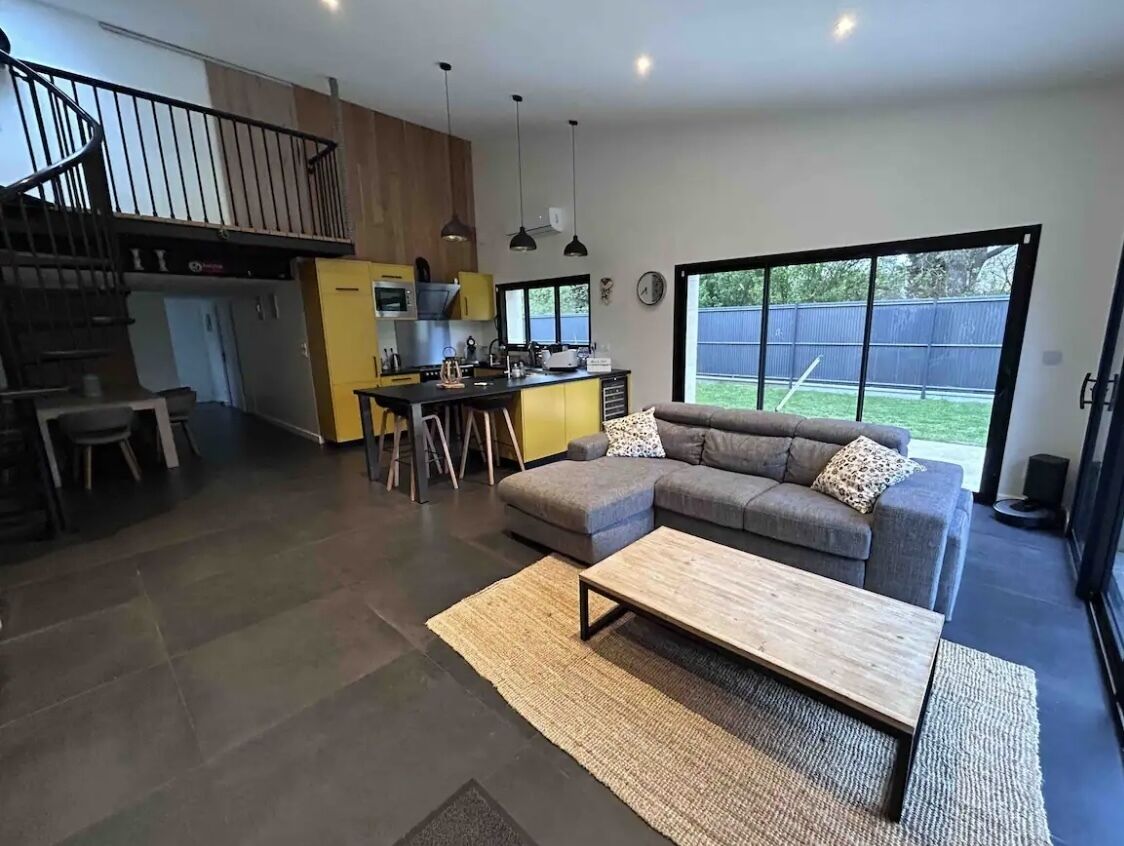 TV connectée, cheminée, écrans d'ordinateur