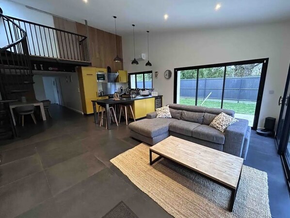 Smart-tv, een open haard en een computerscherm