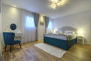 3 habitaciones, escritorio y tabla de planchar con plancha 