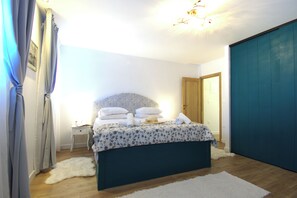3 slaapkamers, een bureau, een strijkplank/strijkijzer, reisbedje