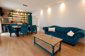 Smart TV, chimenea, videojuegos y tenis de mesa 