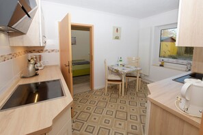 Fridge, microwave, oven, stovetop - Ferienwohnung Krabbe (Büsum)