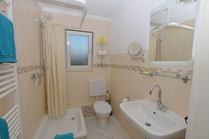 淋浴设施、吹风  机、毛巾