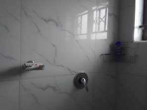 Apartemen | Kamar mandi | Shower dan handuk