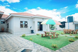 Outdoor dining - Luxury 2 Bed Self Catering Apartment in Masvingo (Masvingo)