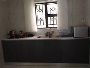 Apartamento | Cocina privada | Frigorífico, microondas, horno y placa de cocina