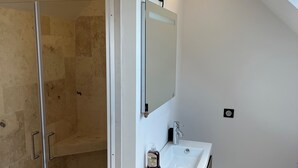 Doccia, asciugacapelli, asciugamani, sapone