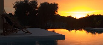 O Mikros Kosmos - Adults Only