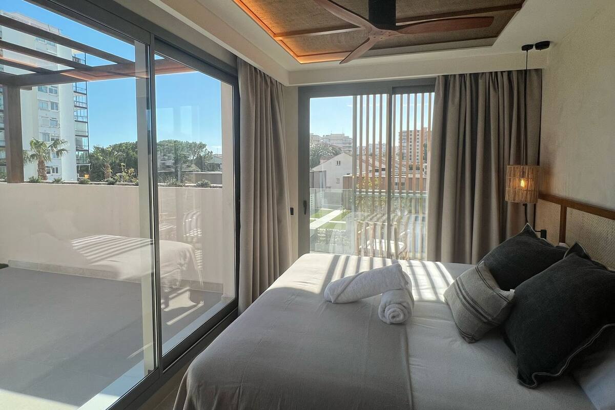 Suite, Ocean View | Egyptian cotton sheets, premium bedding, down comforters, minibar