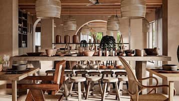 2 restaurantes; se sirven desayunos, almuerzos y cocina mediterránea