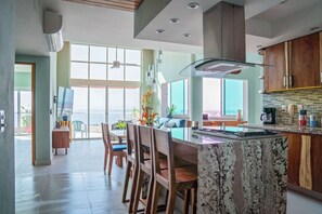 Geladeira, micro-ondas, fogão, cooktop