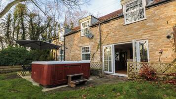 Cottage | Outdoor spa tub