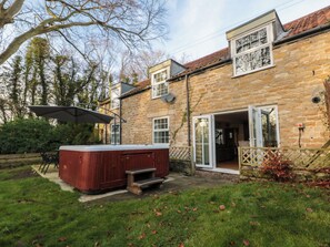 Cottage | Outdoor spa tub - The Coach House (Scarborough)