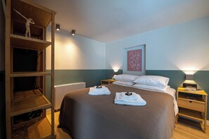 1 soverom, skrivebord, strykejern/-brett og reiseseng for barn