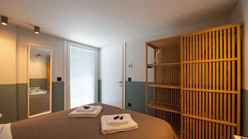 1 dormitorio, escritorio, tabla de planchar con plancha y cuna de viaje