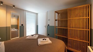 3 bedrooms, desk, iron/ironing board, travel cot - Villa Vesta Retiré - Kalamata Mediterranean Suites & Villas (Kalamata)