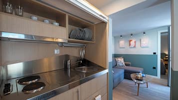 Refrigerador, cafetera y tetera, utensilios de cocina y comedor