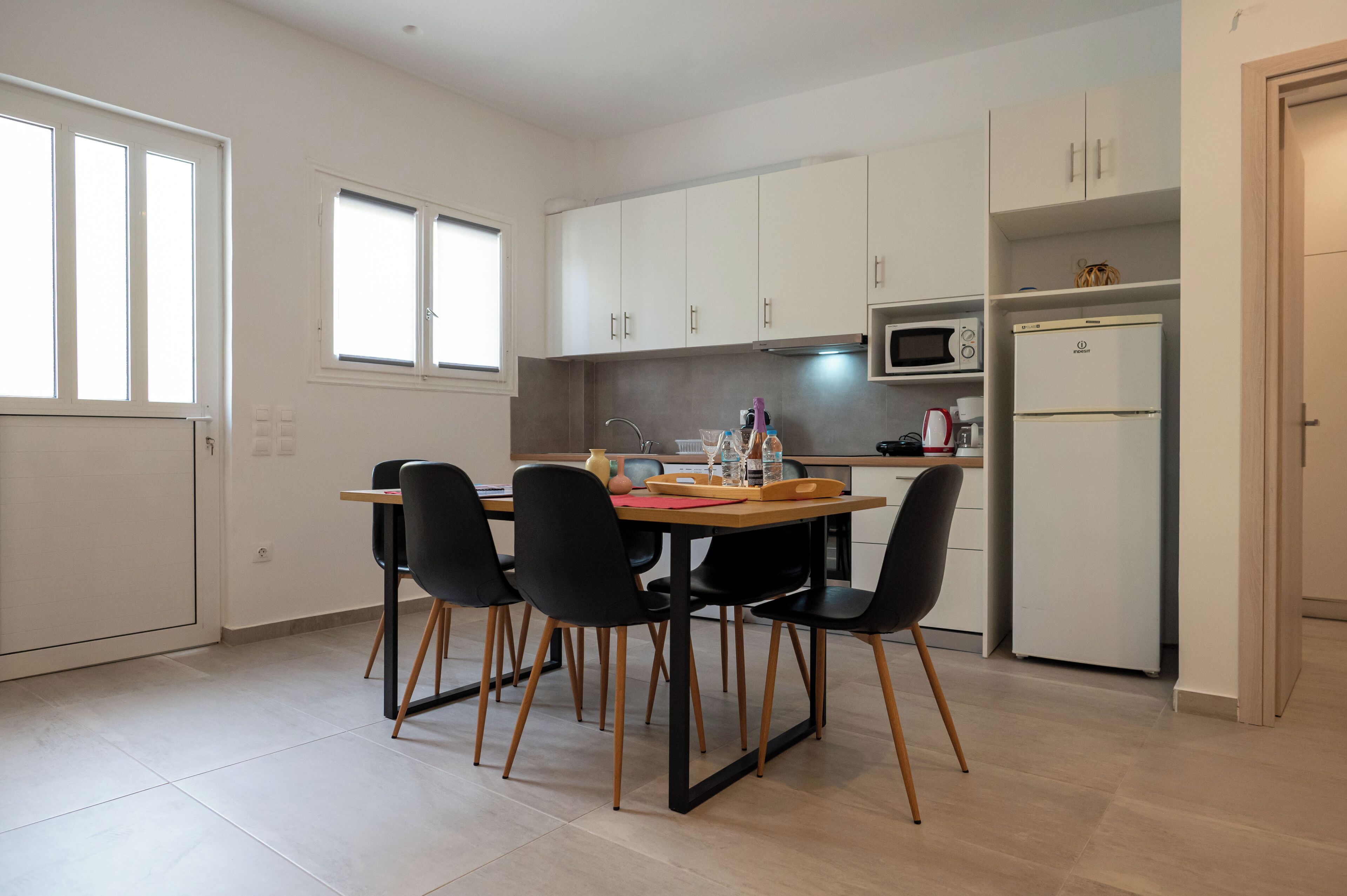 Fridge, oven, dishwasher, coffee/tea maker