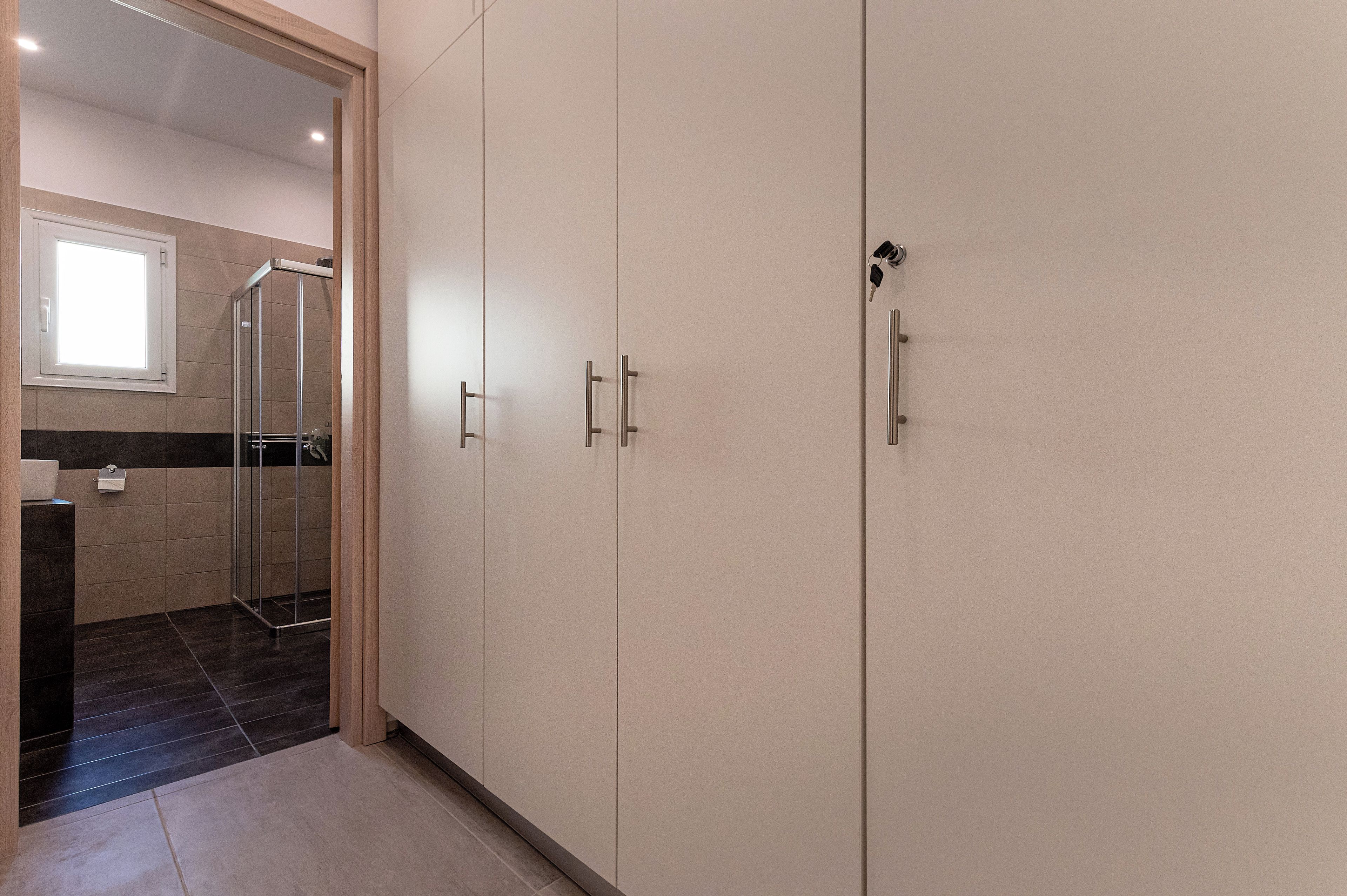 Une salle de bain moderne équipée d’une douche, de toilettes et d’un lavabo.