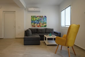 Smart TV, books - Ilianas Home - Kalamata Mediterraean Suites & Villas (Kalamata)