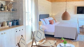 Premium bedding, minibar, free WiFi, bed sheets