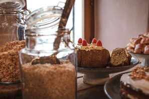 A bakery display with cakes and pastries. - Es Cucons Rural Hotel (Sant Antoni de Portmany)