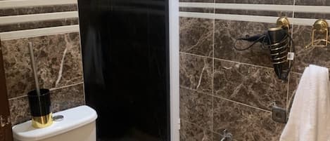 Douche, sèche-cheveux, bidet, serviettes fournies