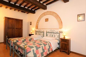 2 bedrooms, Internet - Leccio Two-Bedroom House for 6 people - ground floor (Passignano sul Trasimeno)
