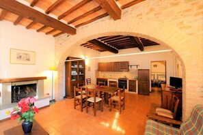 Dining - Leccio Two-Bedroom House for 6 people - ground floor (Passignano sul Trasimeno)