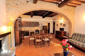 Fireplace - Leccio Two-Bedroom House for 6 people - ground floor (Passignano sul Trasimeno)