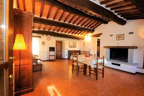 Interior - Dolce Agogia Two-Bedroom House for 6 people - second floor with stairs (Passignano sul Trasimeno)