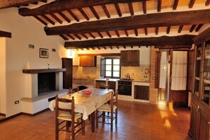 Dining - Dolce Agogia Two-Bedroom House for 6 people - second floor with stairs (Passignano sul Trasimeno)