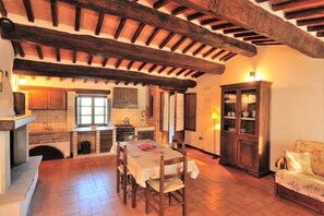 Interior - Dolce Agogia Two-Bedroom House for 6 people - second floor with stairs (Passignano sul Trasimeno)
