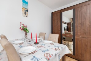 En 24-tommers Flatskjerm-TV med kabel-kanaler