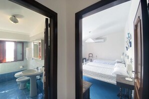 A bathroom with a sink, toilet, and mirror. - Idillioravello - Casa con 1 Camera da Letto (Marmorata)