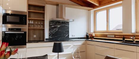 Réfrigérateur, micro-ondes, four, plaque de cuisson