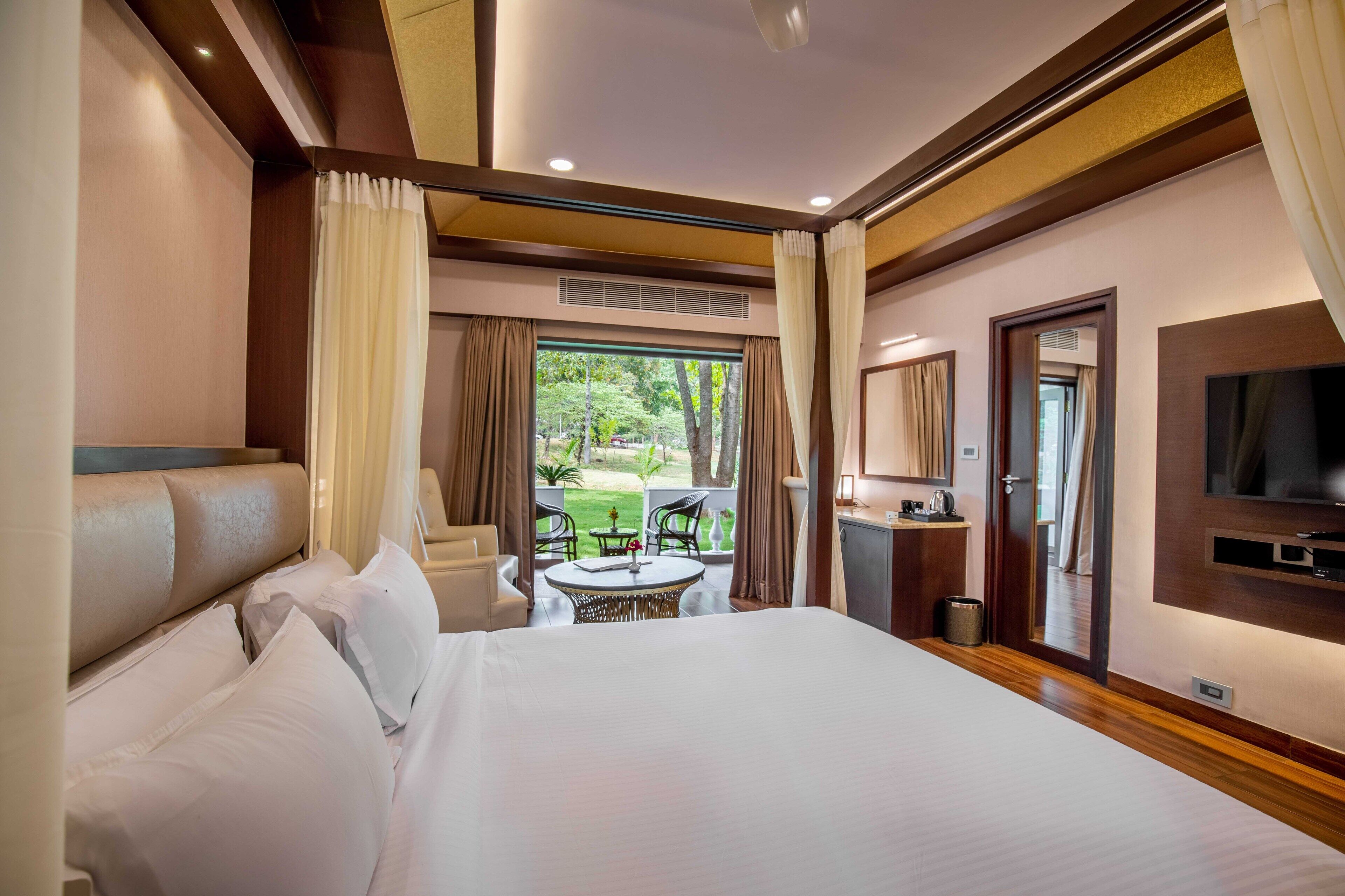 Luxury Suite, Balcony, Hill View | Individually furnished, desk, soundproofing, iron/ironing board