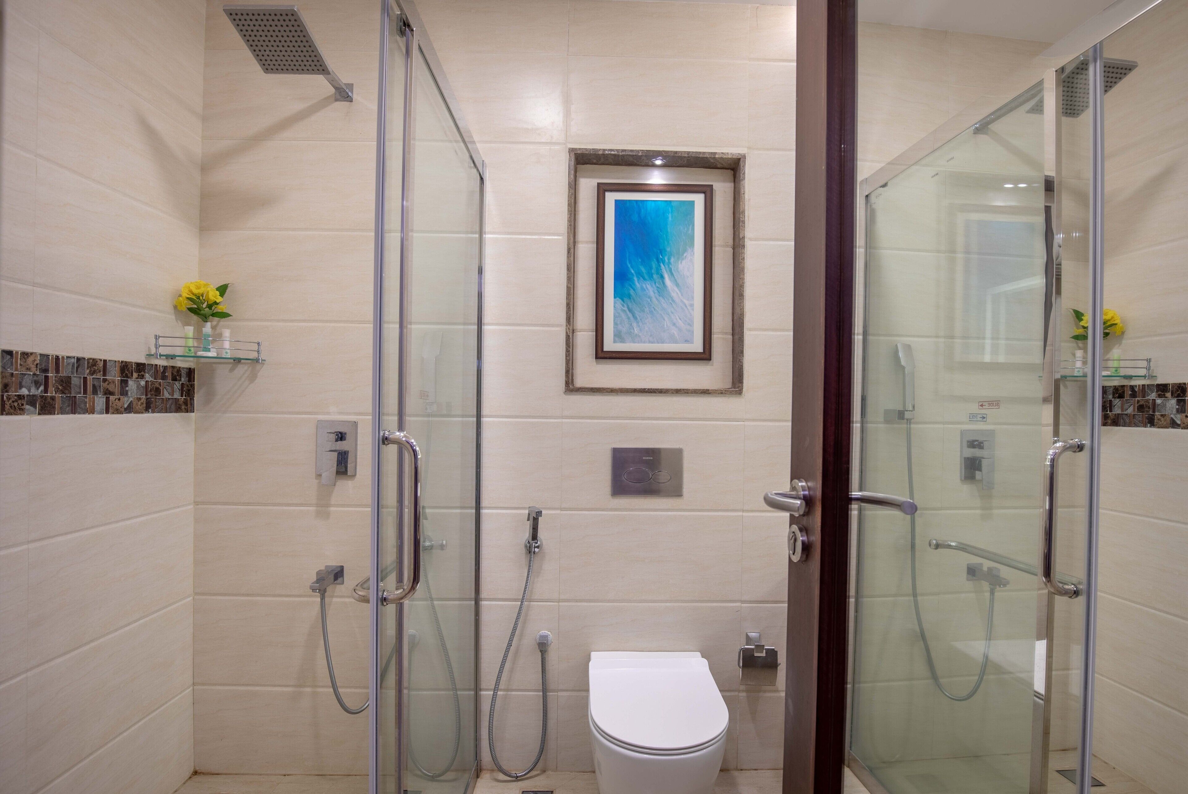 Rom – deluxe, balkong, utsikt mot høyde | Bad | Toalettartikler (inkludert) og tøfler